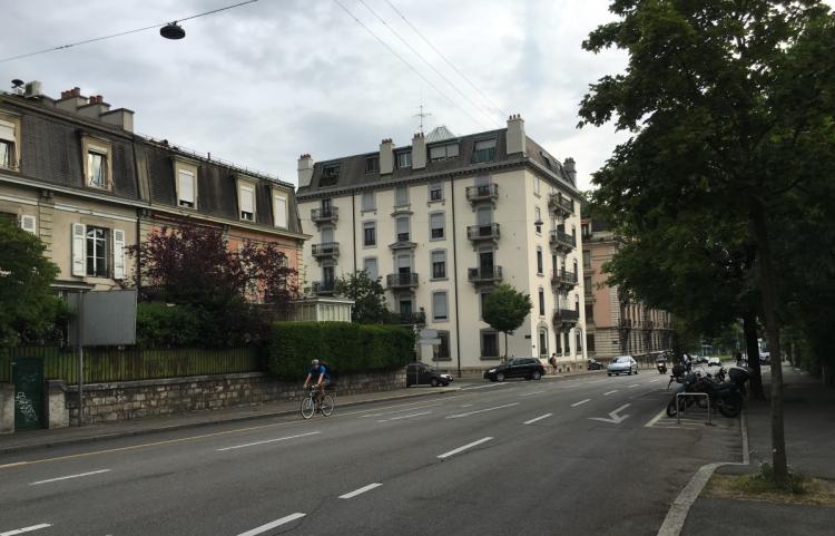 Bel appartement de 3 pièces avec chambrette et balcon au 5ème étage. 95 m2 environ.