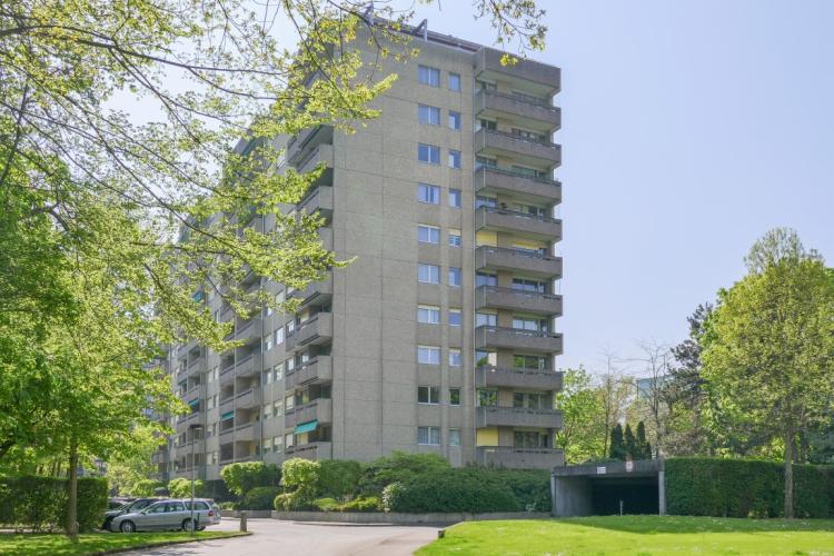 Bel appartement en attique avec terrasse de 6.5 pièces, d'environ 115 m2.