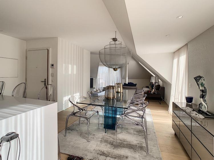 Sublime attique contemporain de 3 pièces, une chambre et un bureau