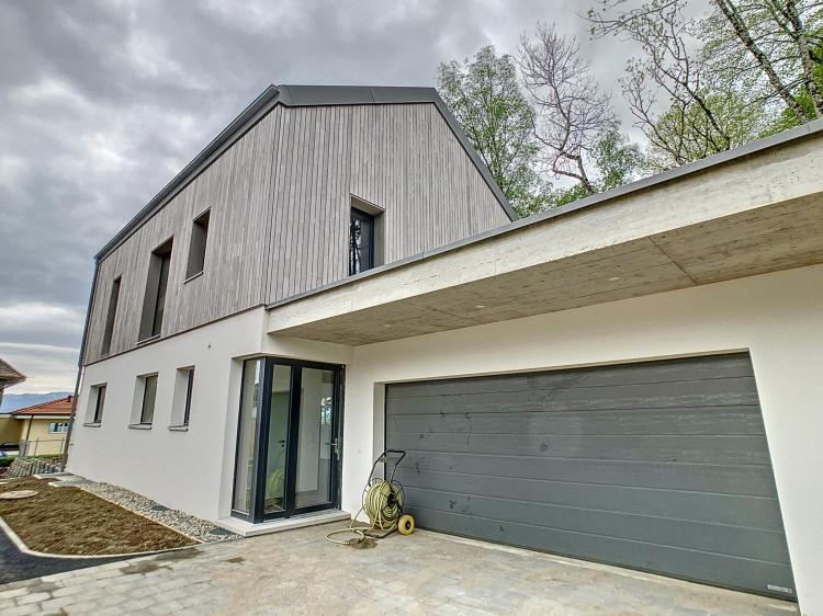 Villa NEUVE Côté Lac jumelée par les garages