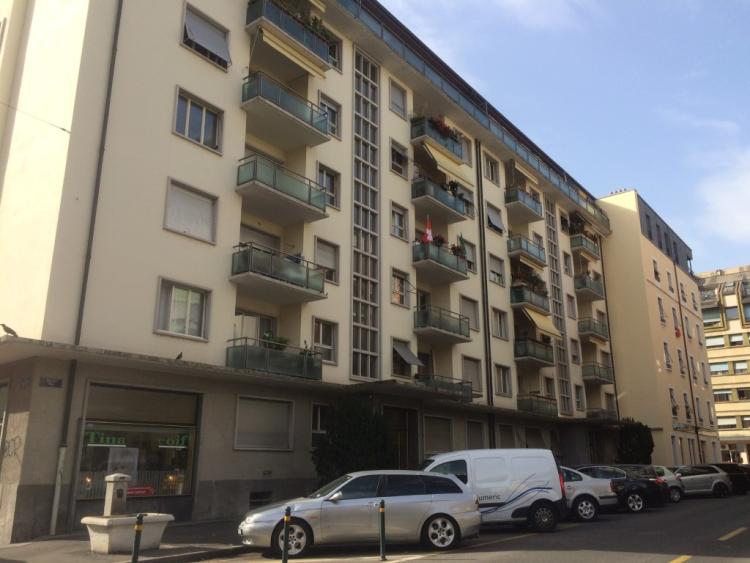 Charmant appartement de 3 pièces au 4ème étage avec balcon. 48m2 environ.