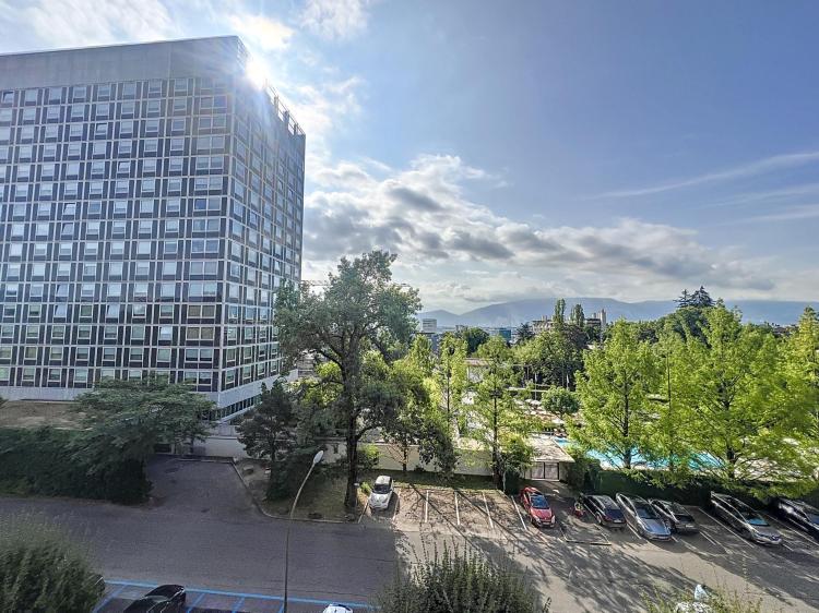 Magnifique et spacieux appartement entièrement rénové et meublé avec goût!