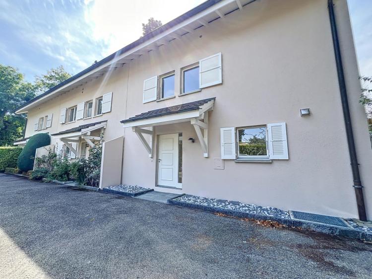 Villa contiguë de 7 pièces entièrement rénovée! 